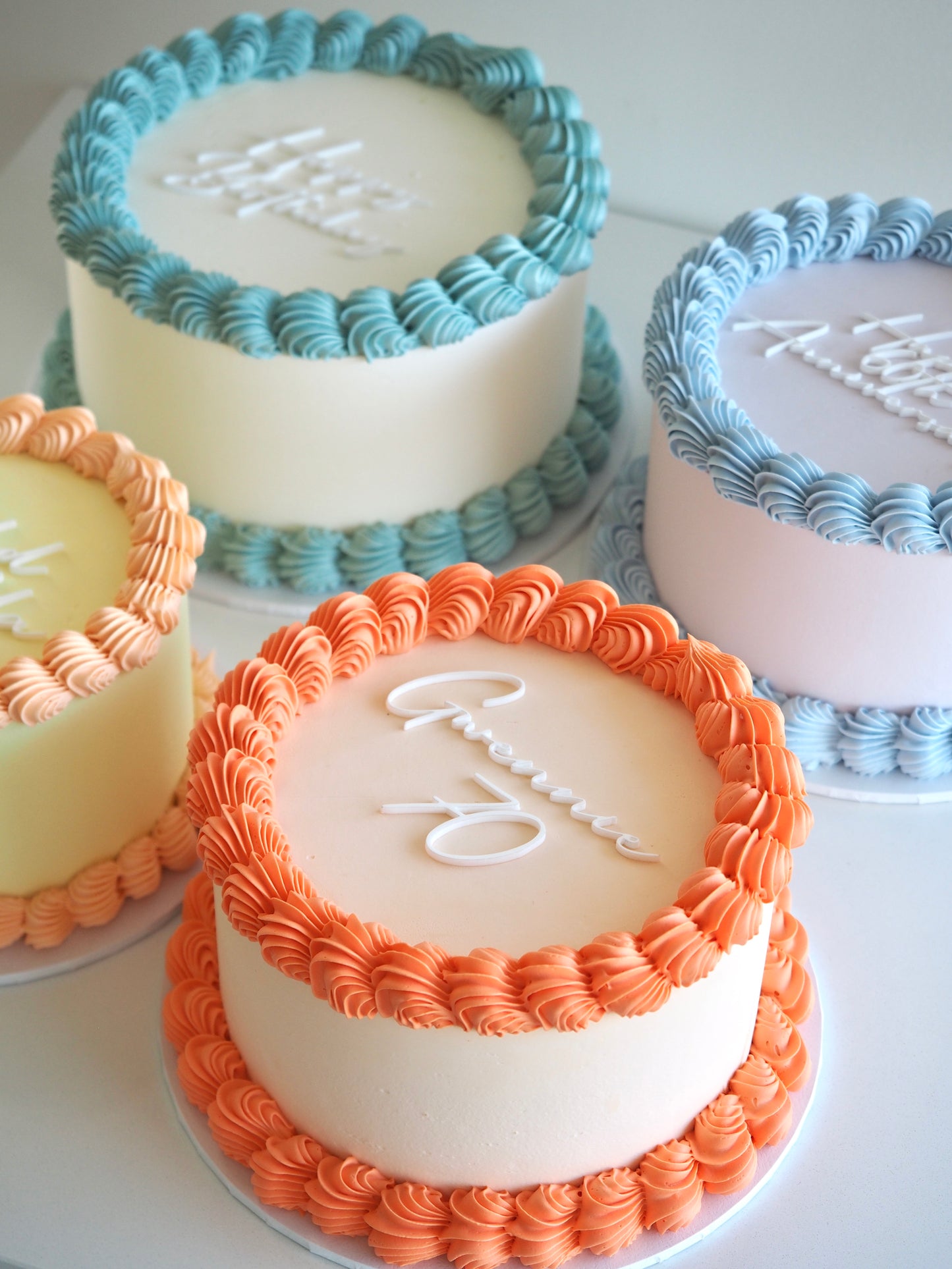 Round Retro Cake – Loveit Cakes