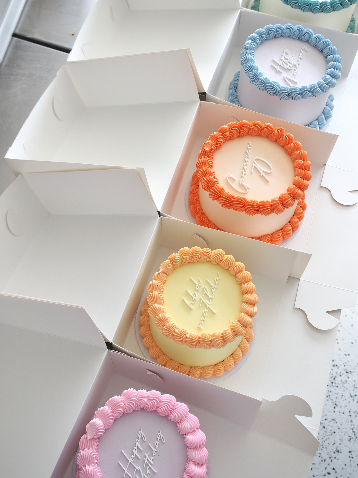 Round Ramping Cake Round Retro Cake – Loveit Cakes